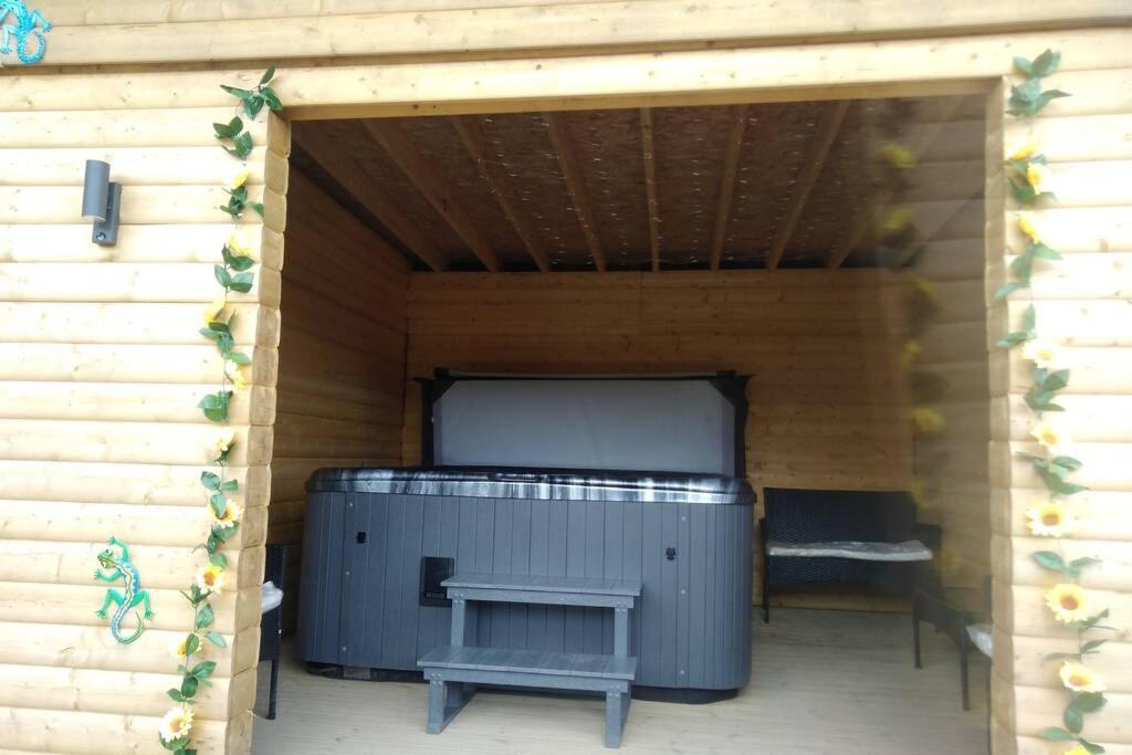 The Cottage - Hot Tub - Nr Glasgow - Self Check-In Coatbridge Buitenkant foto
