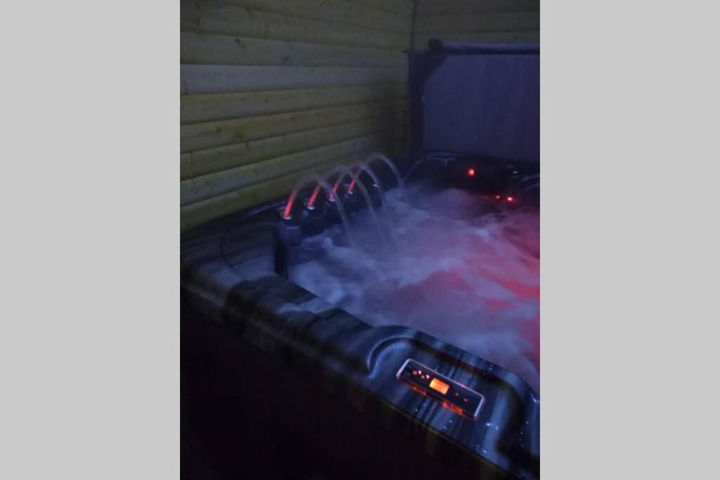 The Cottage - Hot Tub - Nr Glasgow - Self Check-In Coatbridge Buitenkant foto